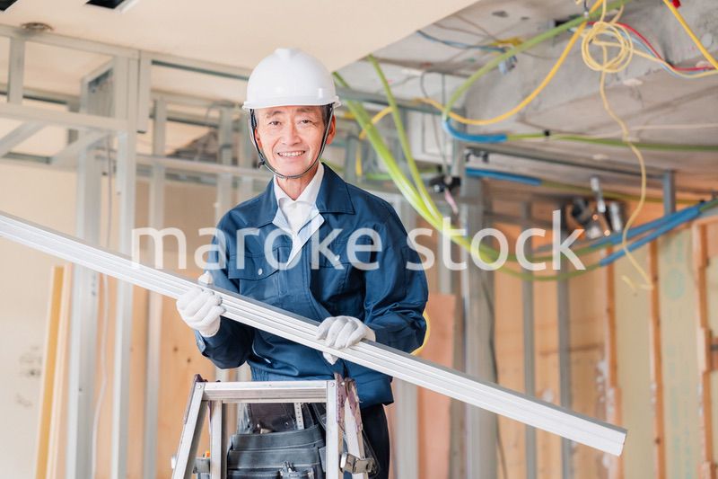 建設現場で資材を運搬する大工さん