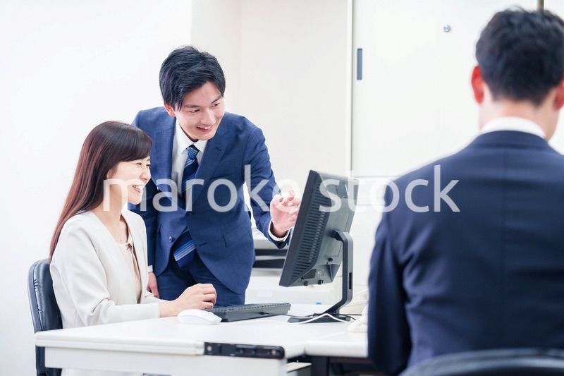 女性の上司から褒められるビジネスマン