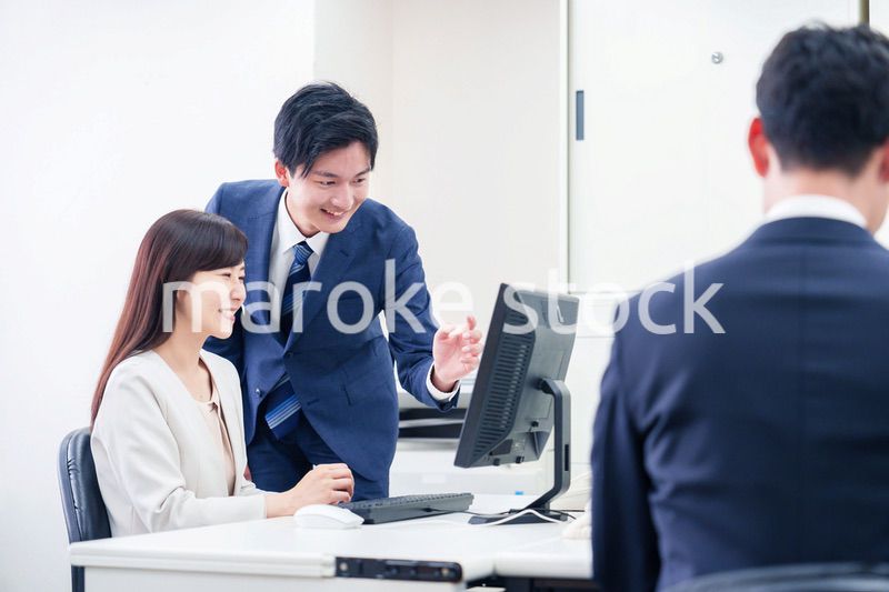 女性の上司から褒められるビジネスマン