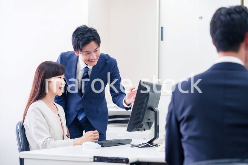 女性の上司から褒められるビジネスマン