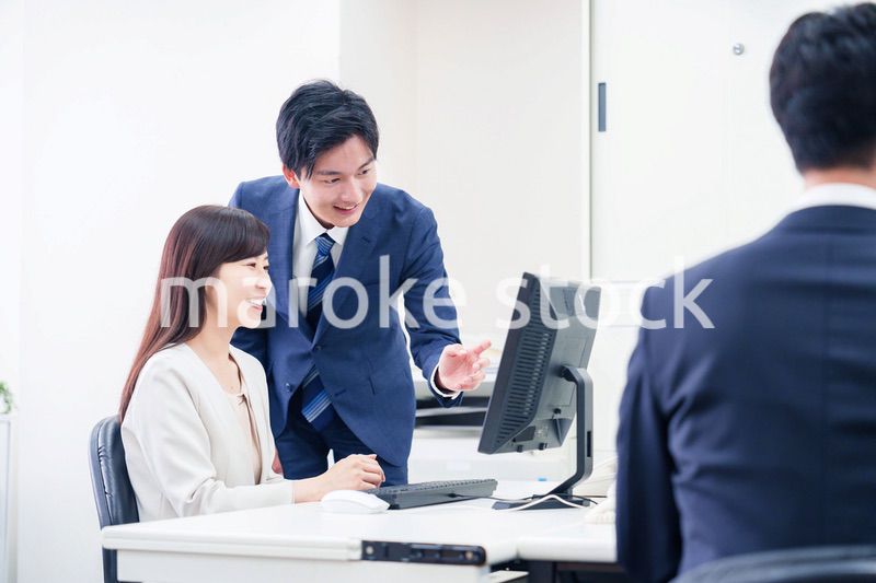 女性の上司から褒められるビジネスマン