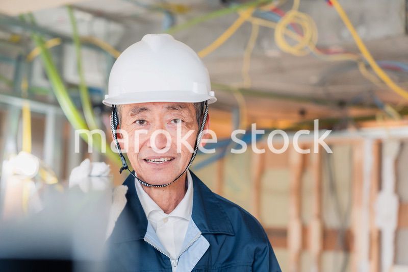 建設現場で資材を運搬する大工さん