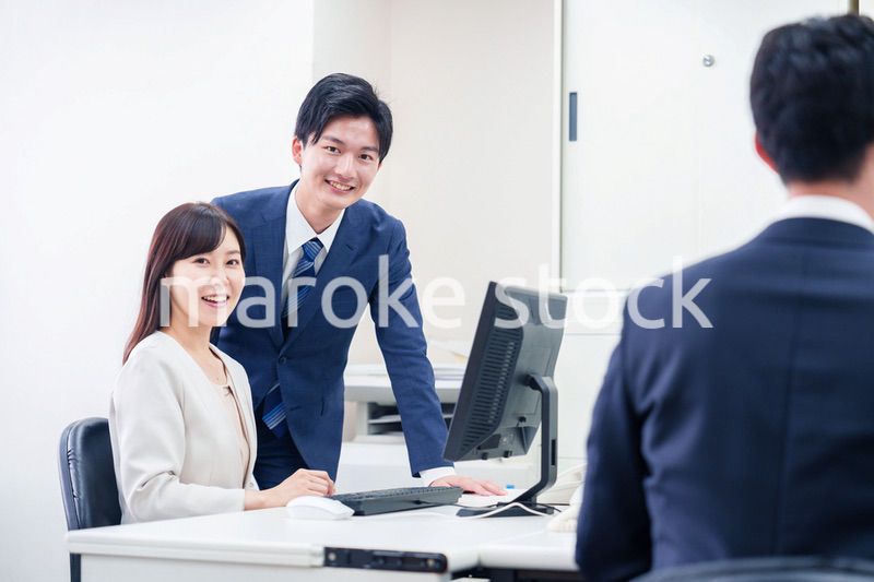 女性の上司から褒められるビジネスマン