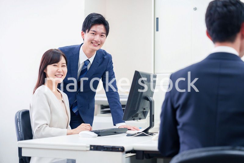 女性の上司から褒められるビジネスマン