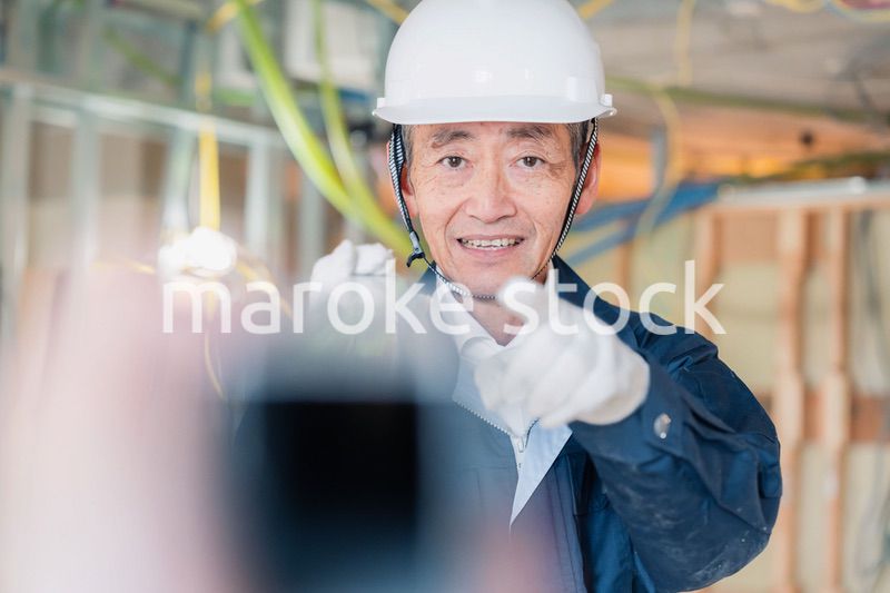 建設現場で資材を運搬する大工さん