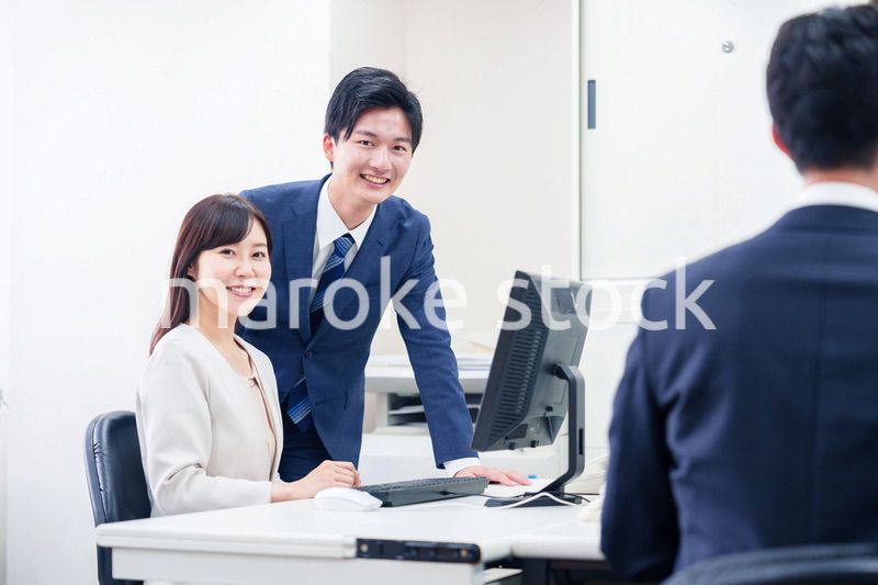 女性の上司から褒められるビジネスマン