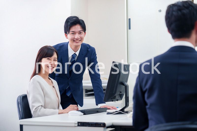 女性の上司から褒められるビジネスマン