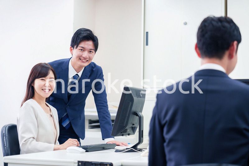 女性の上司から褒められるビジネスマン