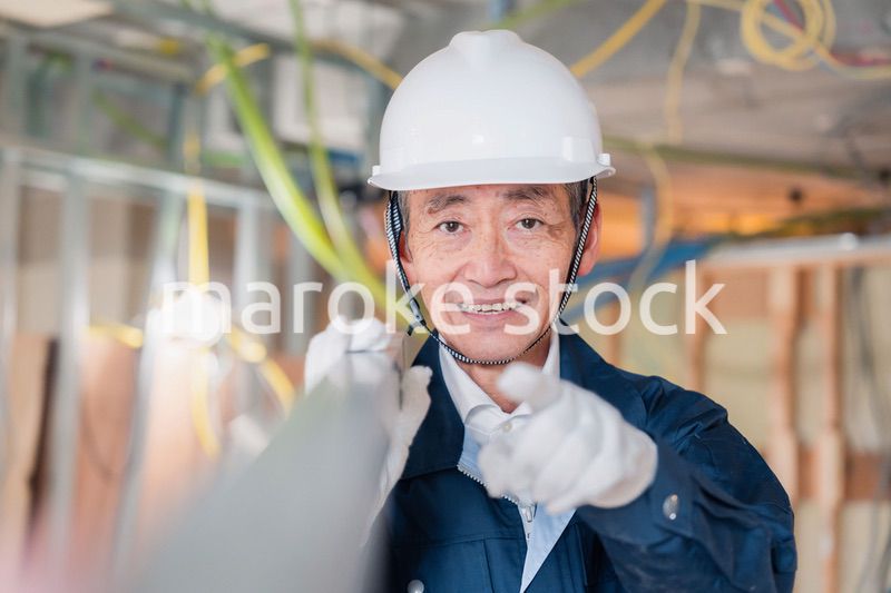 建設現場で資材を運搬する大工さん