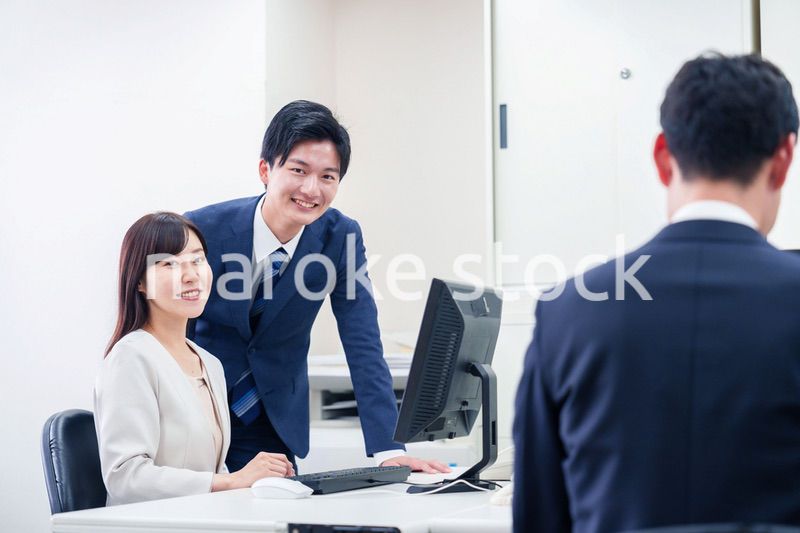 女性の上司から褒められるビジネスマン