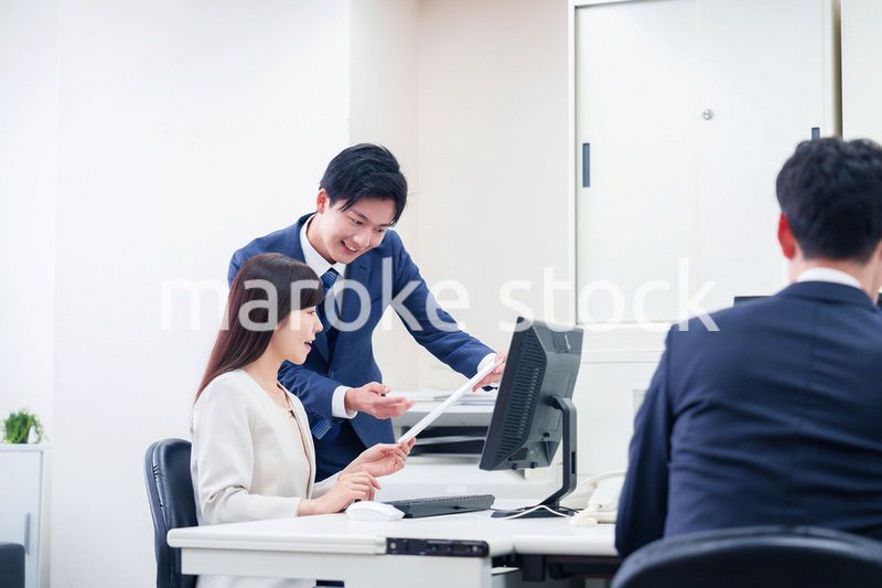 女性の上司から褒められるビジネスマン