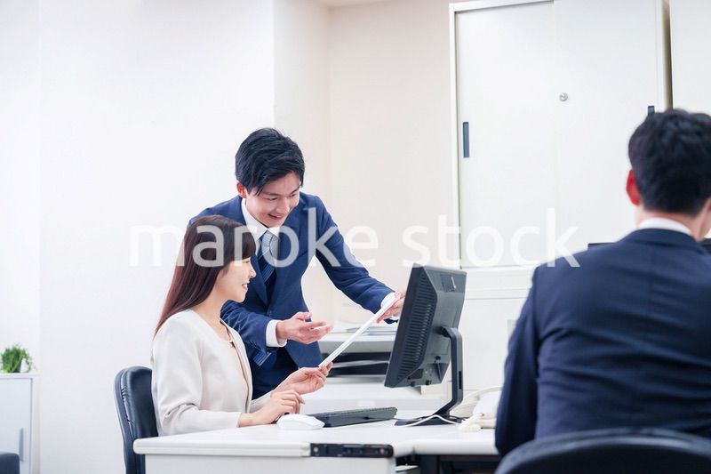 女性の上司から褒められるビジネスマン