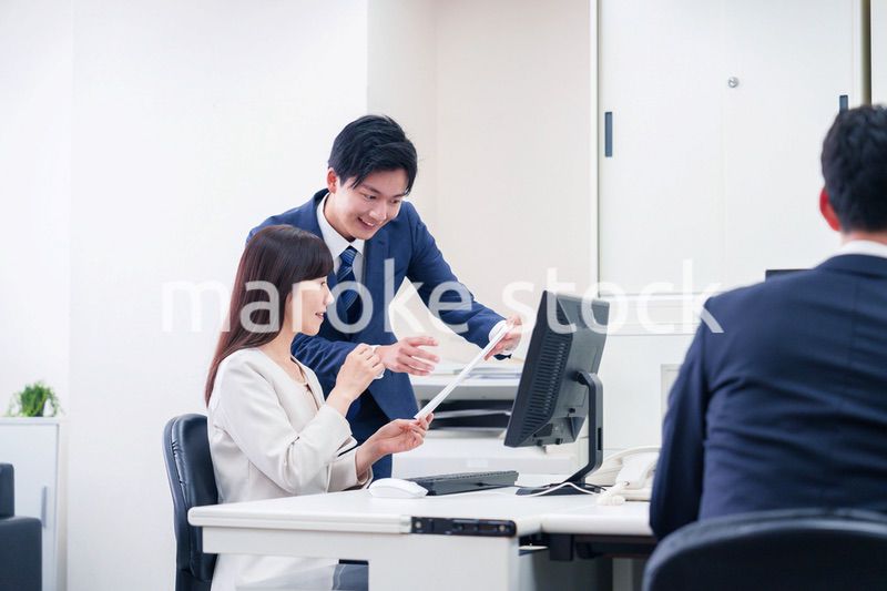 女性の上司から褒められるビジネスマン