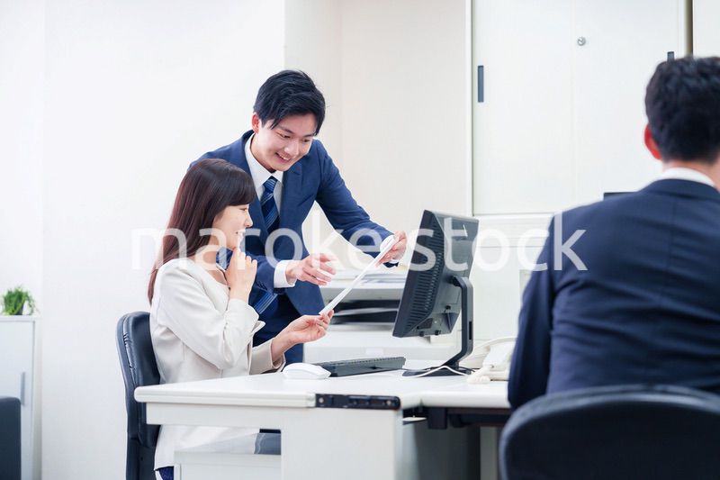 女性の上司から褒められるビジネスマン