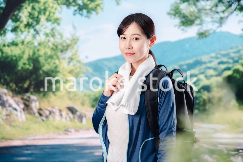 晴天の中で登山をする女性