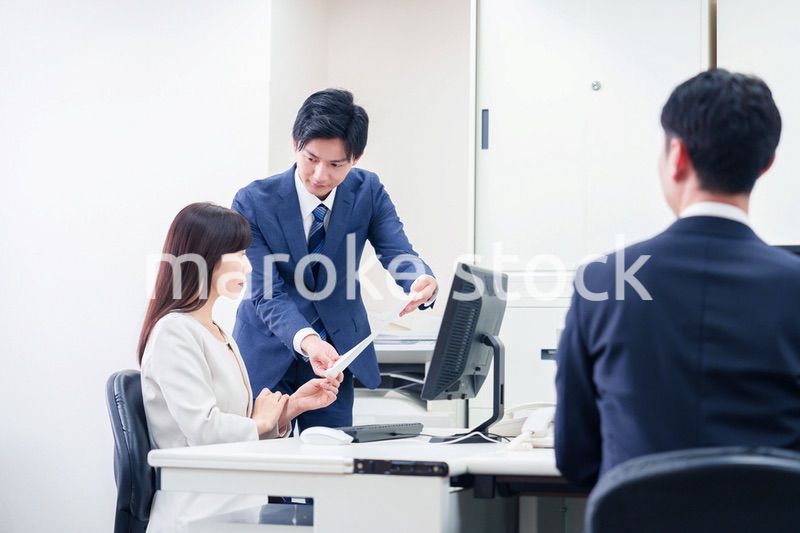 女性の上司から褒められるビジネスマン