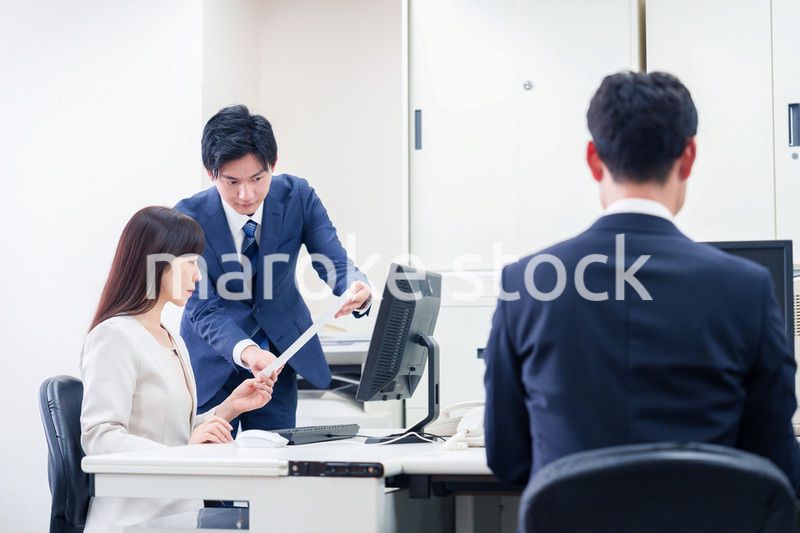 女性の上司から褒められるビジネスマン