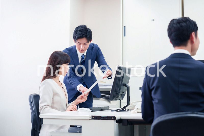 女性の上司から褒められるビジネスマン