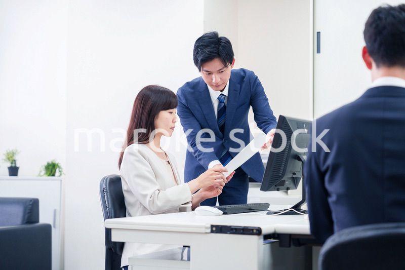 女性の上司から褒められるビジネスマン