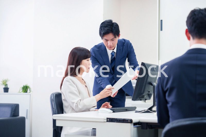 女性の上司から褒められるビジネスマン