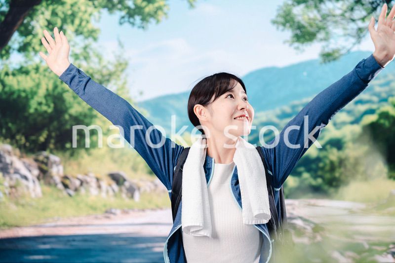 晴天の中で登山をする女性