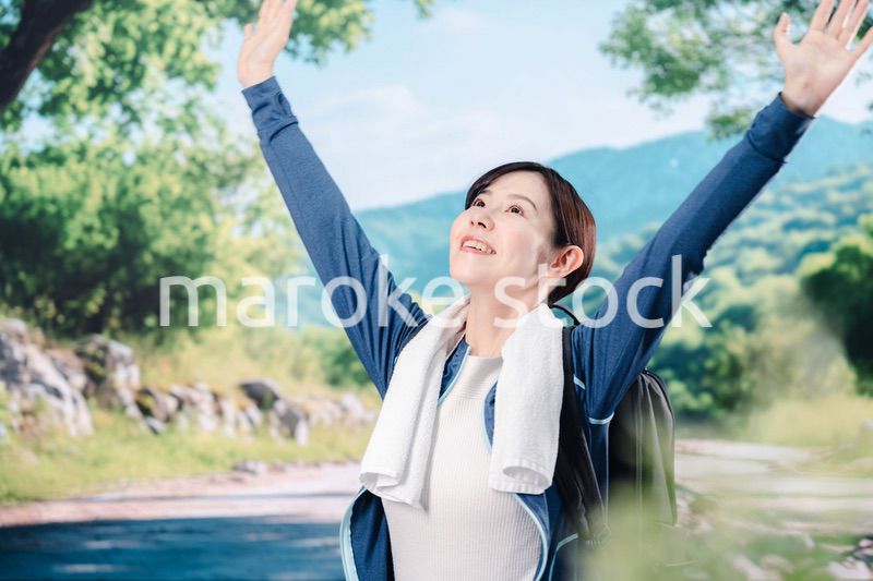 晴天の中で登山をする女性