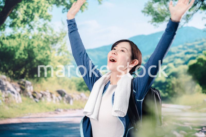 晴天の中で登山をする女性