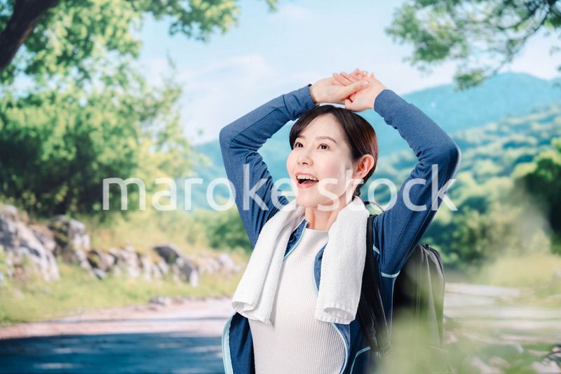 晴天の中で登山をする女性