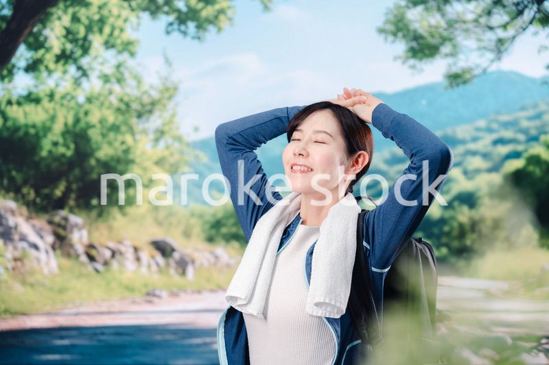 晴天の中で登山をする女性