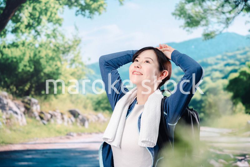 晴天の中で登山をする女性