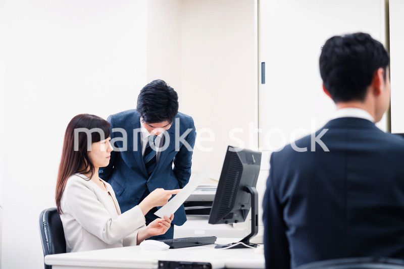 女性の上司に怒られる部下の男性