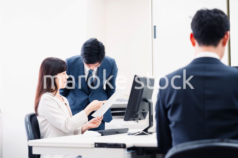 女性の上司に怒られる部下の男性