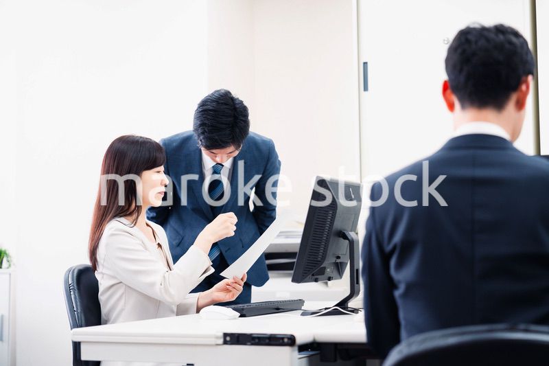 女性の上司に怒られる部下の男性
