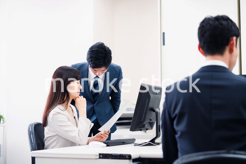 女性の上司に怒られる部下の男性