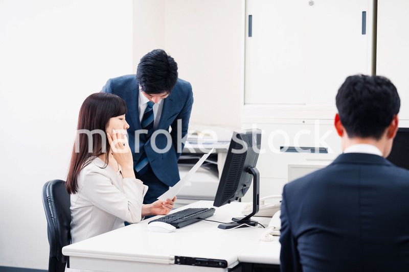 女性の上司に怒られる部下の男性