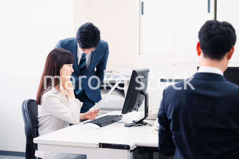 女性の上司に怒られる部下の男性