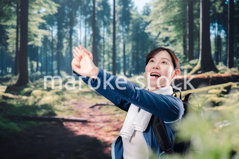 晴天の中で登山をする女性