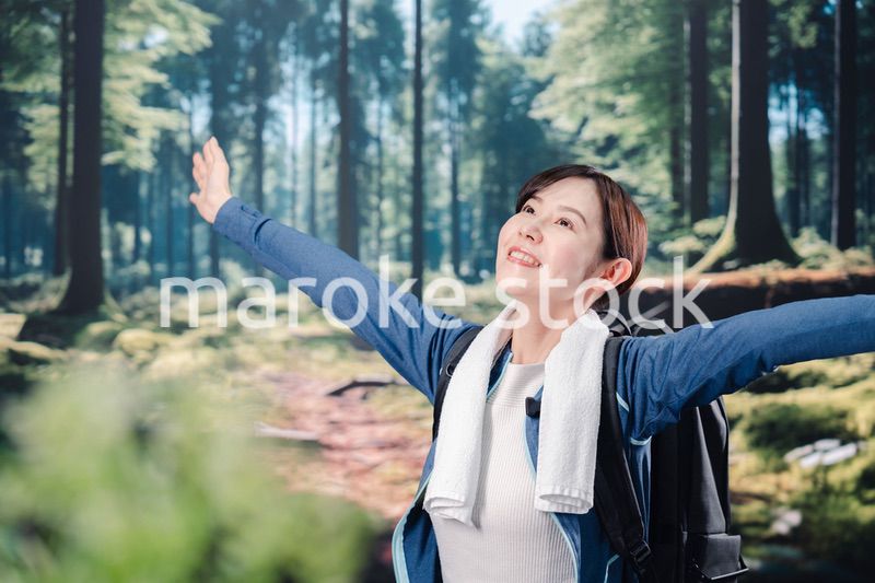 晴天の中で登山をする女性