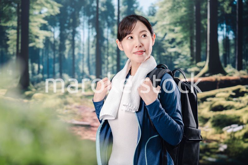 晴天の中で登山をする女性