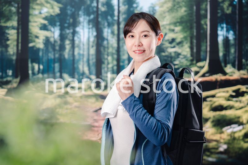 晴天の中で登山をする女性