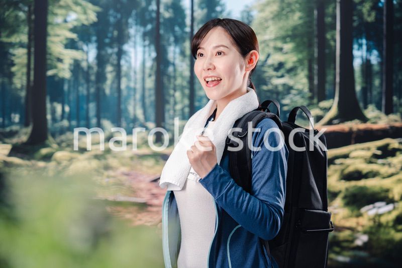 晴天の中で登山をする女性