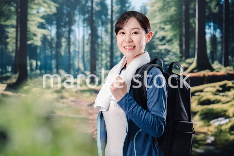 晴天の中で登山をする女性