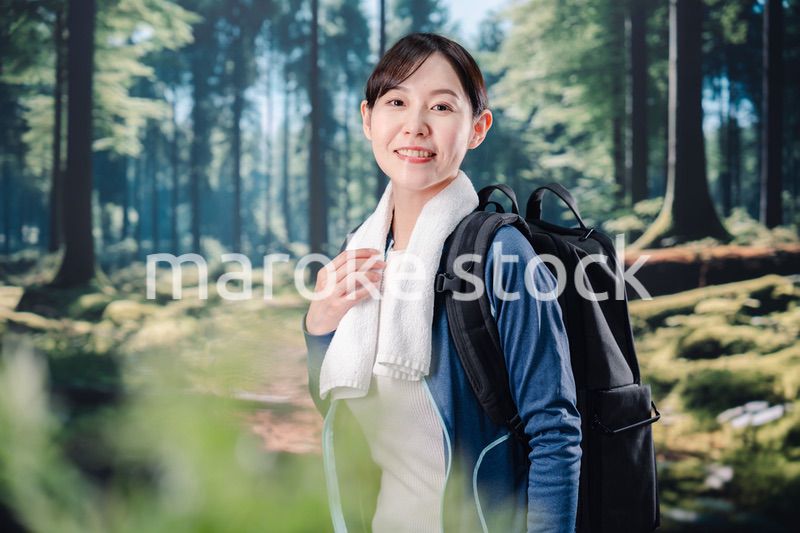 晴天の中で登山をする女性