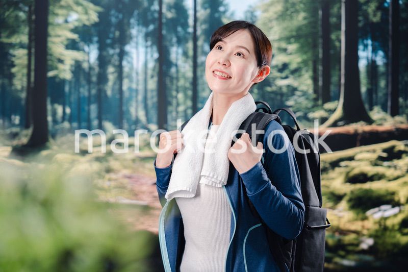 晴天の中で登山をする女性