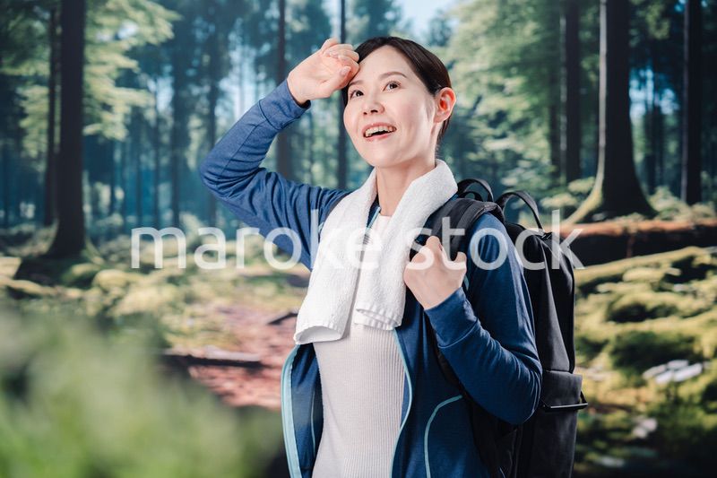 晴天の中で登山をする女性