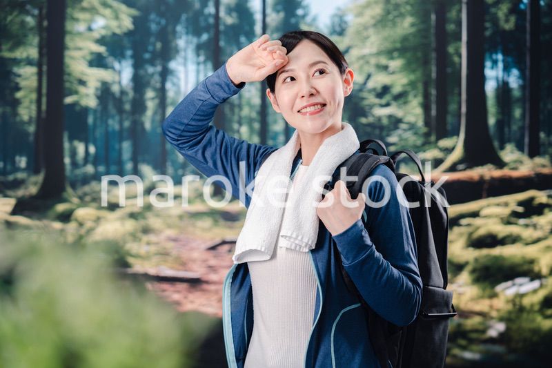 晴天の中で登山をする女性