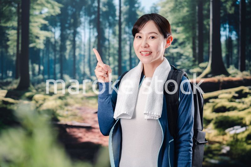晴天の中で登山をする女性