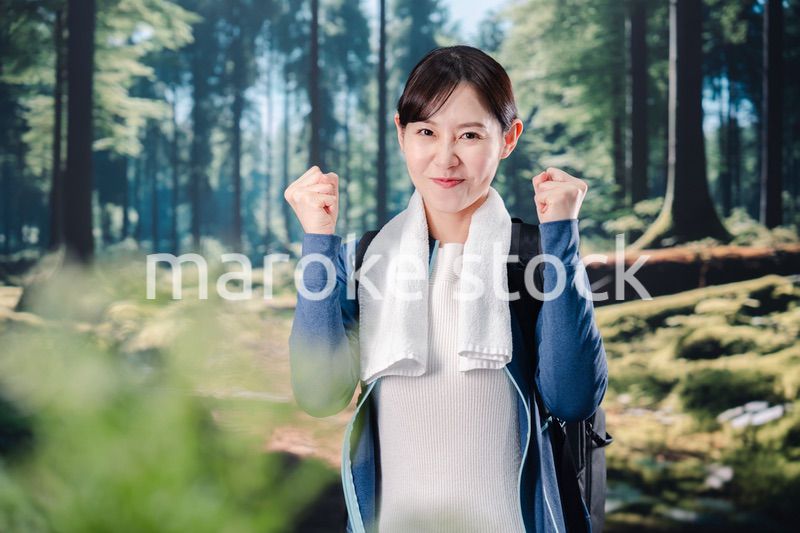 晴天の中で登山をする女性