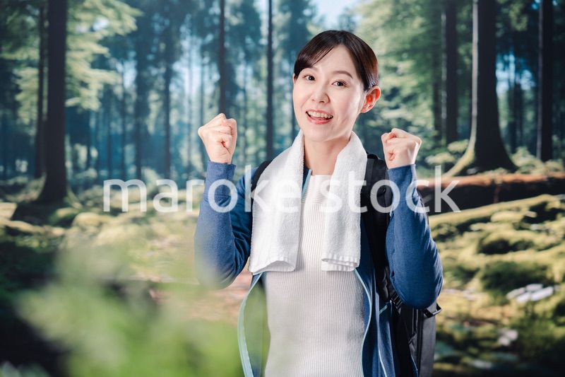 晴天の中で登山をする女性