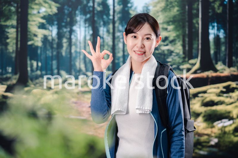 晴天の中で登山をする女性